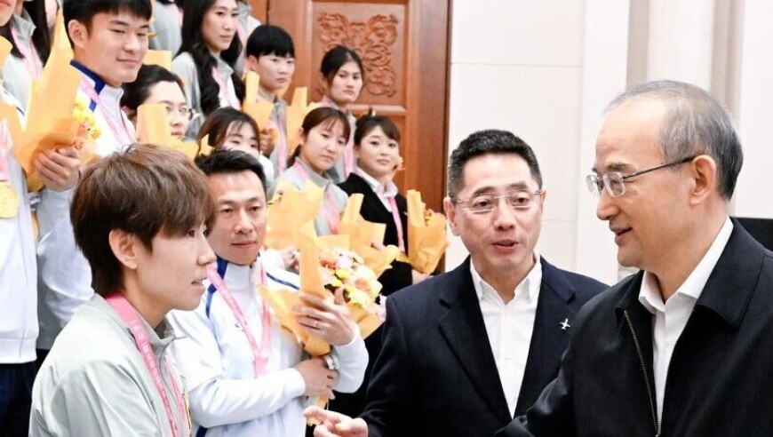 省委书记黄强、省长胡玉亭，接见载誉归来的两队运动员、教练员