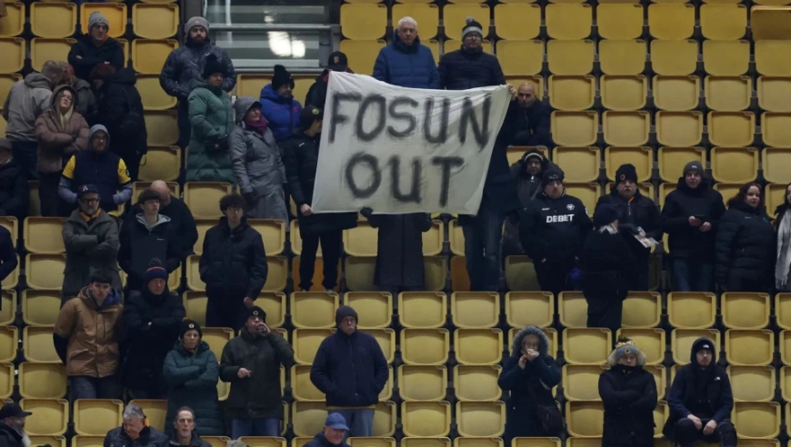 耻辱！英超垫底队18轮仅2分预订降级，狼队球迷怒喷中国老板不作为