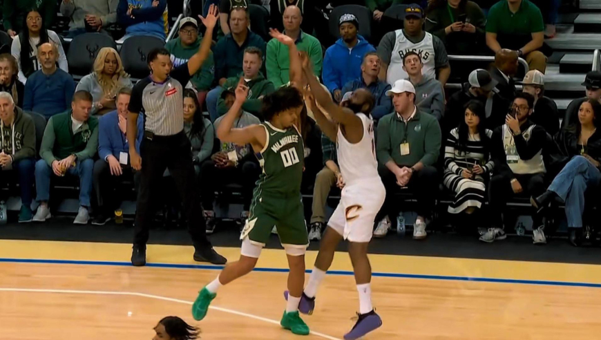 无解登神！骑士哈登vs雄鹿首节14分3助攻：遭对手垫脚后疯狂得分