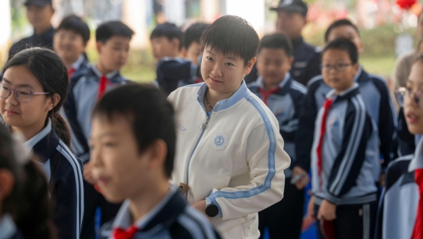 国乒兵分三路进校园！孙颖莎获最后一名哈哈大笑，彻底化身孩子王