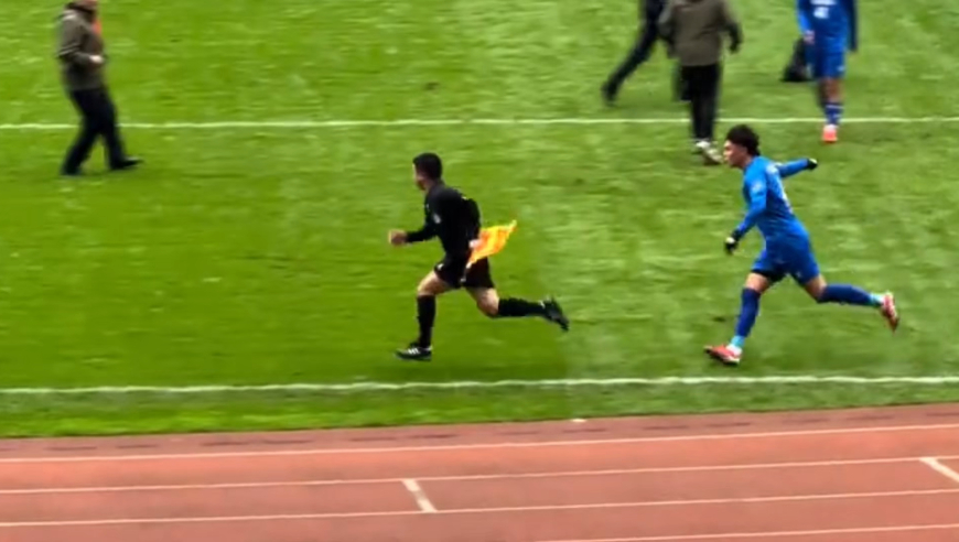 离谱！中国足球再现大规模暴力冲突，球员追打裁判拉都拉不住