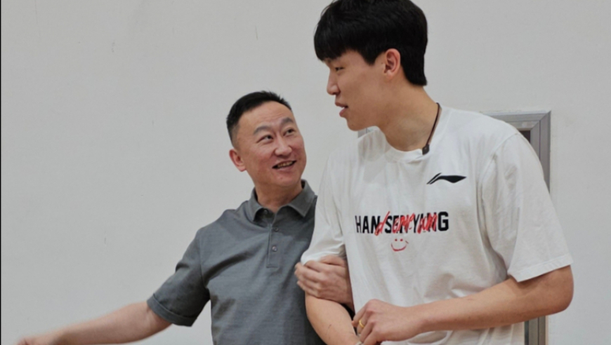 老父亲！刘维伟亲赴美国助阵杨瀚森首秀，见小杨头发长薅起来想剪掉