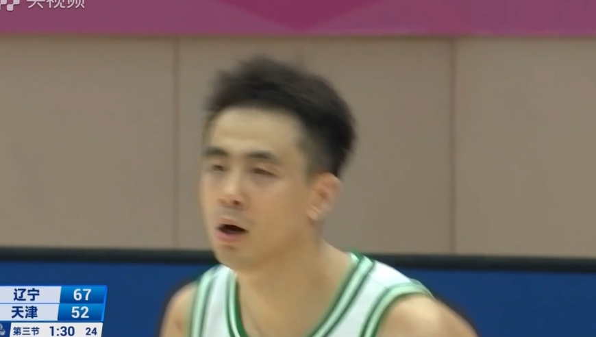 宝刀不老！赵继伟拉回三分一击命中 随后空接助攻韩德君双手暴扣