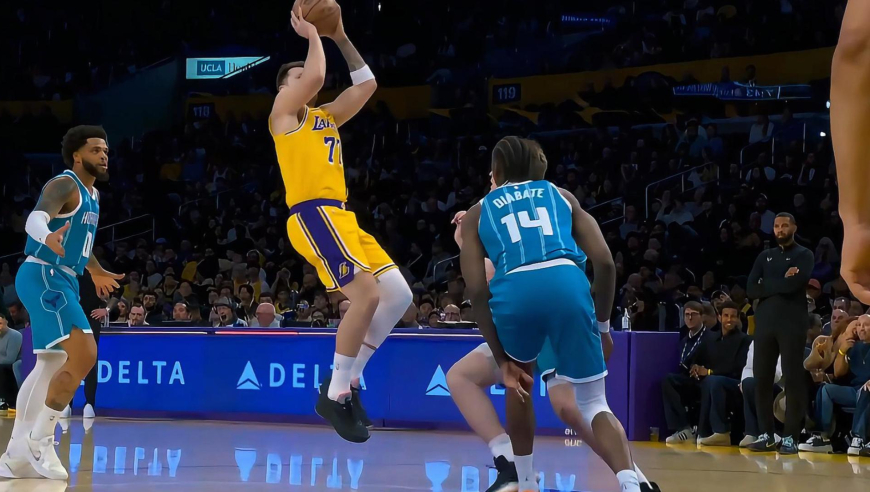 气势如虹！东契奇+斯玛特+詹姆斯开场火力全开湖人轰14-4碾压黄蜂