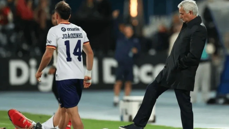 2-0赢球仍暴怒！62岁穆帅半场狂换4人：我本想换9个人 都什么态度