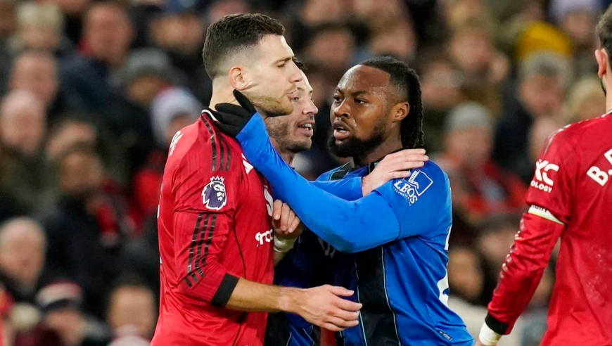 曼联被裁判黑？VS伯恩茅斯争议合集：屡次疑手球犯规不吹+锁喉仅黄牌