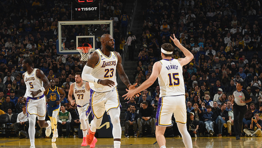 湖人大胜勇士获3喜讯！老詹22+7+9成历史首人 东契奇生日夜破纪录