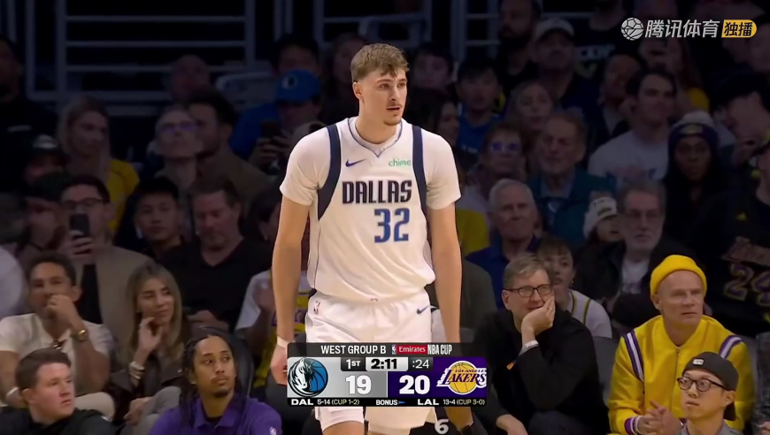 好兄弟！詹姆斯抢板后运球失误出界 跟场边观战的欧文聊天喜笑颜开