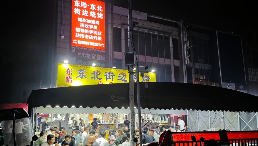 苏超之火背后：一场“散装江苏”的集体喜剧