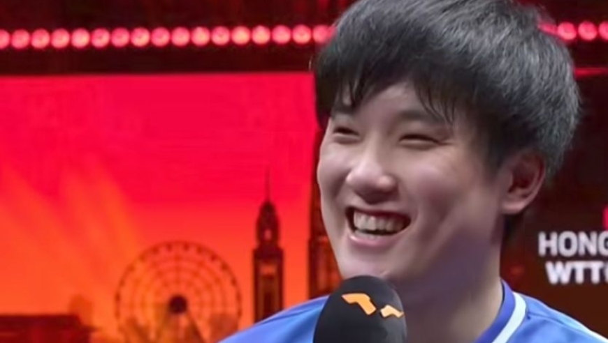 张本智和露出久违笑容！赛后说中文引起球迷欢呼，再次提到樊振东