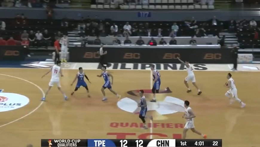 赵继伟这球太不可思议了！中国台北全队看傻眼，中国男篮替补席沸腾！