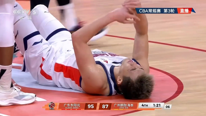 这下怕是有点疼！郭艾伦被萨林杰凶狠肘击 但裁判仅判普通犯规