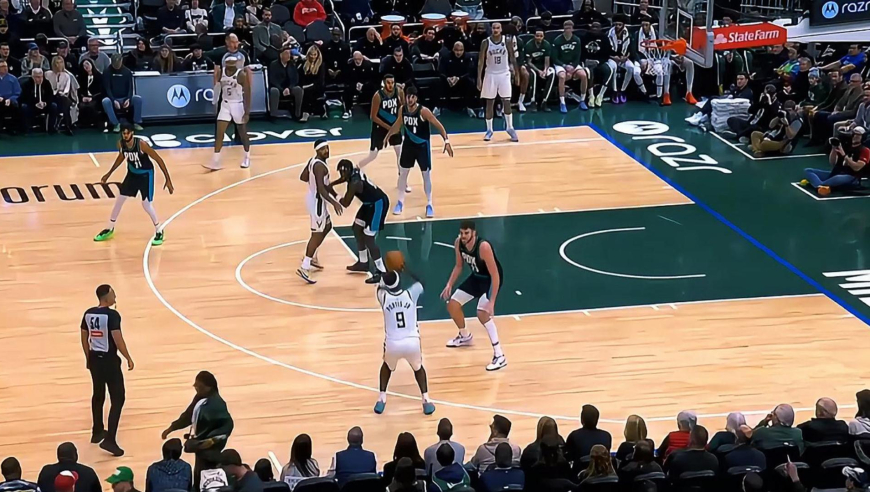 较上劲了！开拓者雄鹿一分钟时间对轰13分 开拓者教练看不下去了