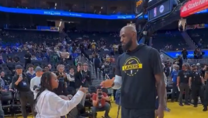 詹姆斯今日赛前热身与女儿完成精彩空中接力，随即击掌相庆