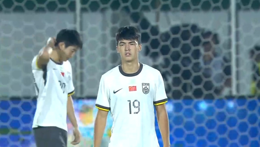 U17国足连环失误！李钧鹏推人送点，比分再被扳平，媒体人怒批