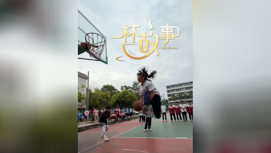 广西中越边境，17岁女孩一夜爆火，一记&ldquo;神龙摆尾&rdquo;上篮动作圈粉百万