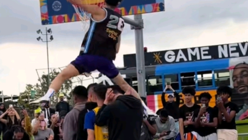 40岁国产扣篮王称霸美国街头，获一万美金，还将汽车赠予四孩母亲