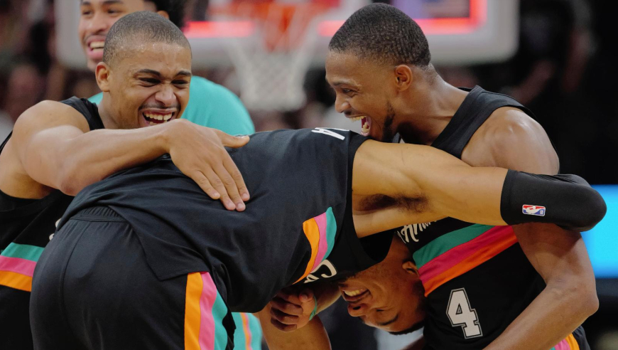 25分大逆转平纪录！文班27+10+4帽喜极而泣 马刺15战14胜征服小卡