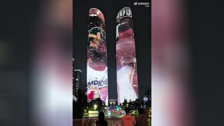 点亮成都夜空，成都双子塔为詹姆斯亮起巨幅灯光秀