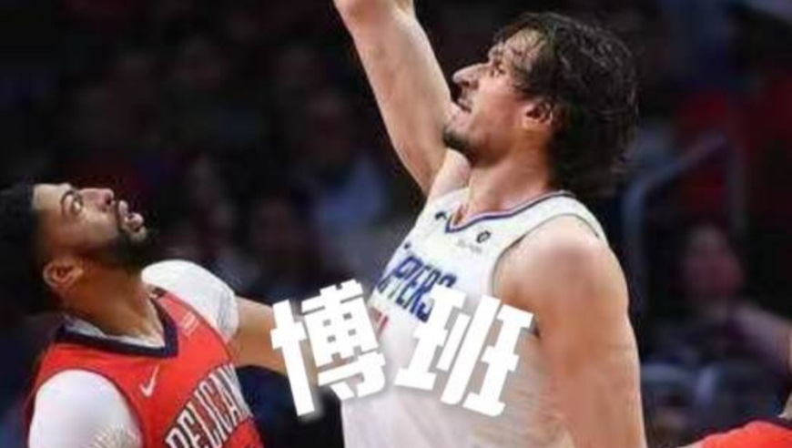 他站着就能戏耍浓眉，双手摊开能挡住魔兽，矿泉水被他喝成口液