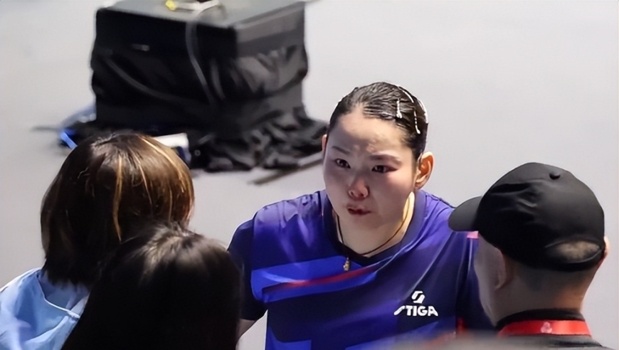 何卓佳赛点被罚分气哭了！裁判拒看回放引热议 赛后找裁判理论情绪崩溃