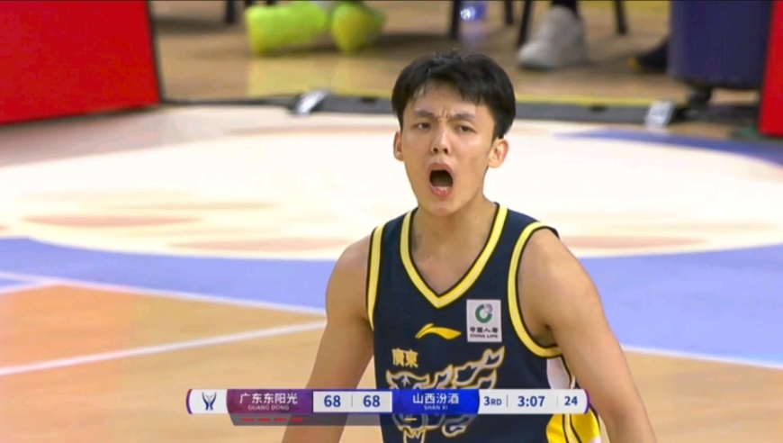 CBA杯赛精彩瞬间｜徐杰连飙三分+奎因暴扣 广东队上演三节“疯”