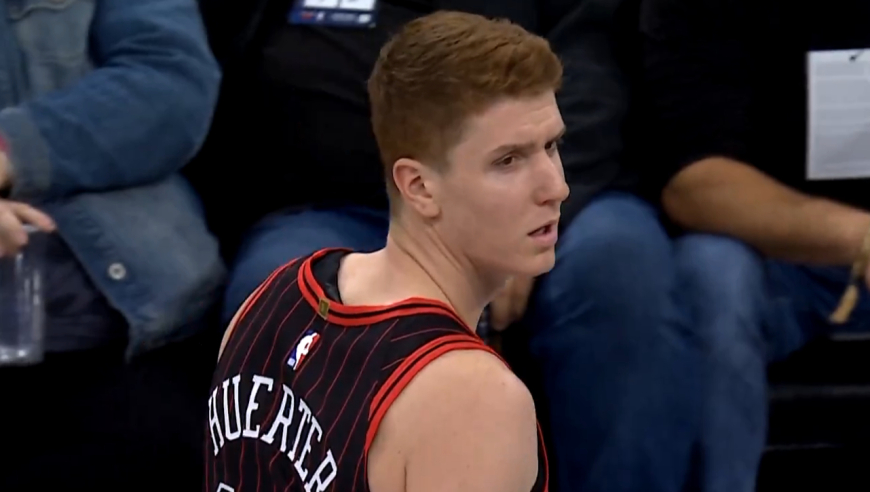 许尔特不满判罚将球拍走！结果不幸砸到女裁判 惨遭1T直接被驱逐！