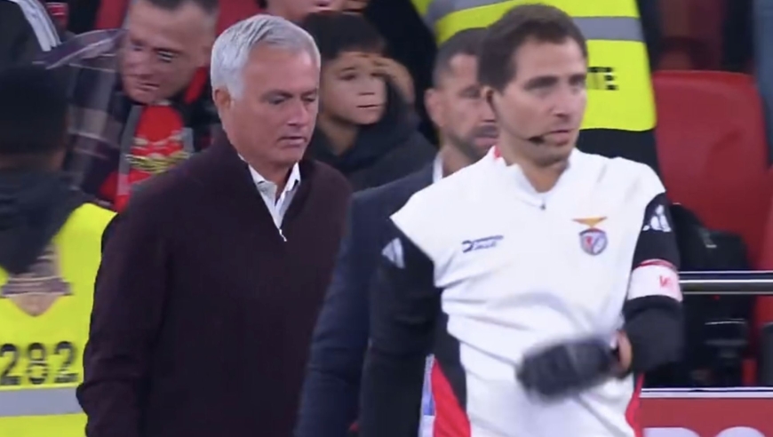 又得抓内鬼？62岁穆帅诡异2-2：2丢球全是送礼 球员往自家球门踢