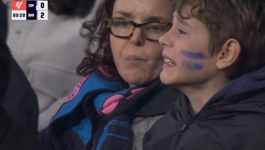 把球迷踢哭了！巴萨86和90分钟进两球秒杀，让西班牙人主场鸦雀无声