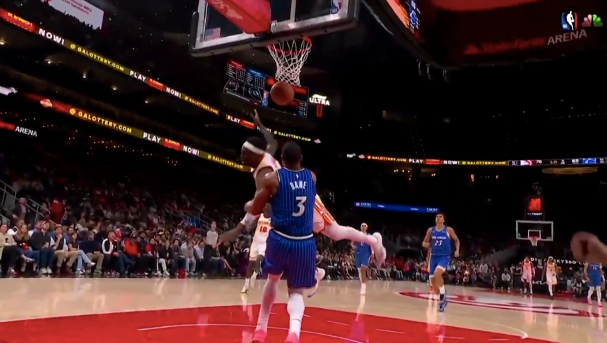 7换1的主角这么脏！将对手从空中拽倒+拿球砸人 一级恶犯+技犯被驱逐