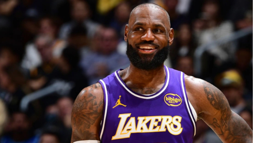 最后疯狂45秒！字母哥一帽一断詹姆斯 巅峰超巨对决他笑到最后