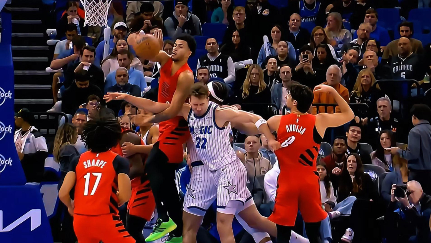 这一下打得有点狠！魔术瓦格纳争抢篮板被开拓者击中脸部被迫下场