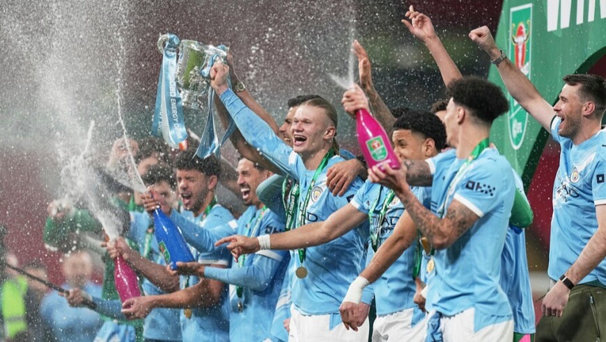 体坛联播｜曼城捧起联赛杯冠军奖杯；皇马3比2逆转马竞