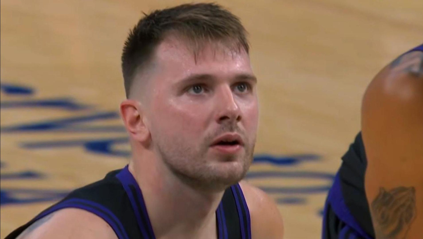 觉醒！东契奇危急时刻命中首记三分连拿7分 突破跳投无所不能