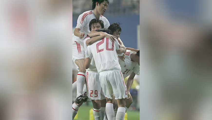 国足0-2日本！传球离谱失误，技术太差！对比当年郑智，差距明显