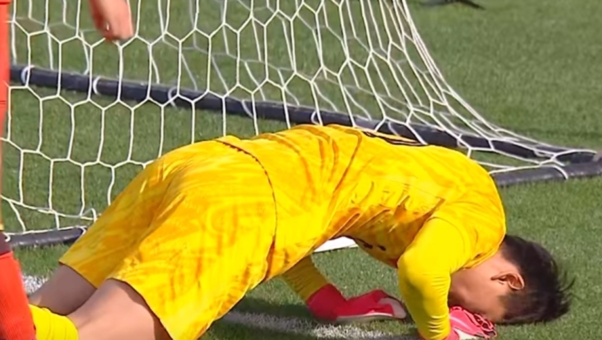 太拼了！李昊极限反应挡住乌龙，奋力扑救撞上门柱