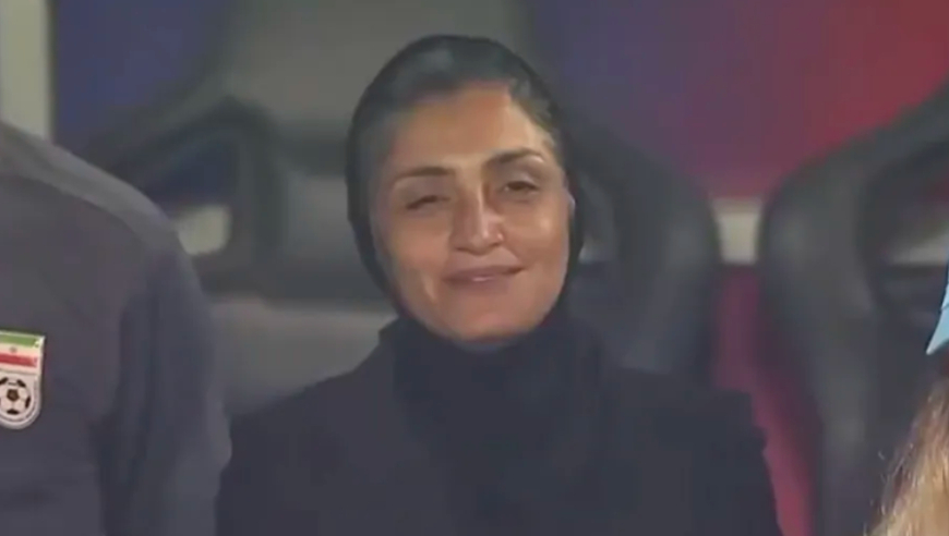 女足亚洲杯争议一幕！伊朗女足赛前集体拒绝唱国歌，主帅面带微笑