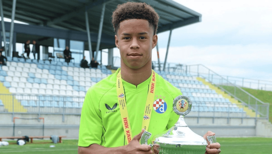 镜报：曼联，阿森纳等队关注17岁巴西神童，能踢前腰/右边锋