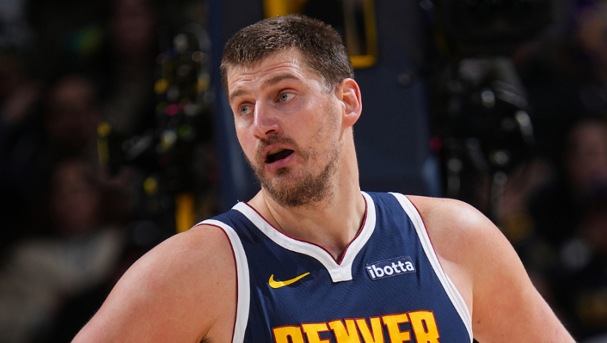 湖人克星！约基奇vs湖人28分12篮板13助攻：关键时刻连拿6分定胜局