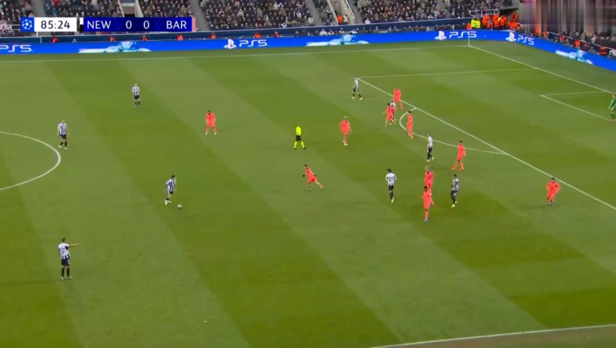 太刺激！慢镜还原亚马尔第96分钟逆天绝平纽卡斯尔联，巴萨全队沸腾