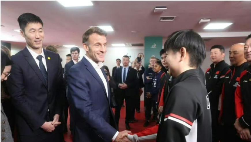 可爱！马克龙也喊孙颖莎“莎莎”，莎莎站在角落突然被cue到手足无措