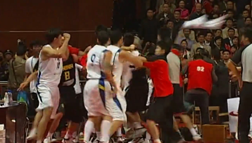 中国男篮高光之朱芳雨8佳球，朱８拳王从此名扬天下｜国篮之光