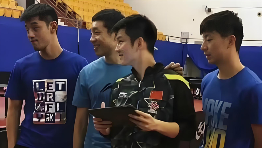 身后偷看到并肩为王！樊振东的冠军路，铺满了三剑客的青春｜体坛记忆