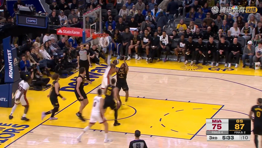 笑开花！库里三分命中后连送助攻 自己抱着小佩顿嬉戏打闹逗翻全场