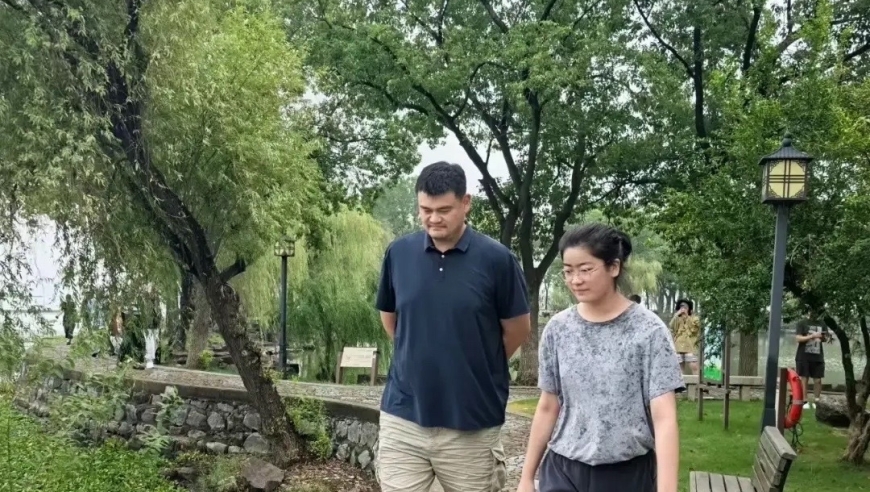 姚明一家游太湖，15岁女儿穿灰色T恤很土气，又高又壮成爸爸翻版
