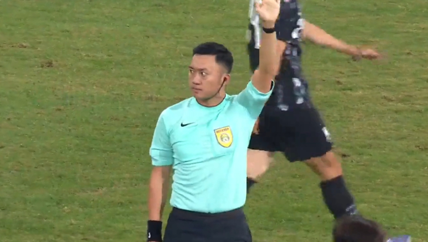 熊猫杯争议判罚！李镇全世界波被吹，媒体人不满：强行上难度