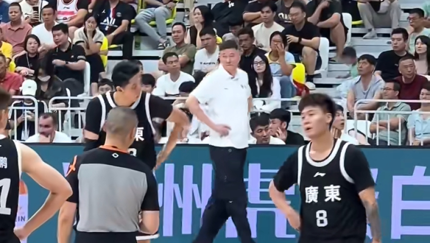 广东男篮热身赛，赵睿被欺负，老大哥周鹏站了出来