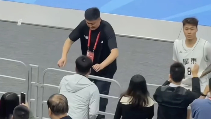 广东男篮夺冠后第1天，杜锋“东莞仔”跨栏走红社媒，球迷圈火了！