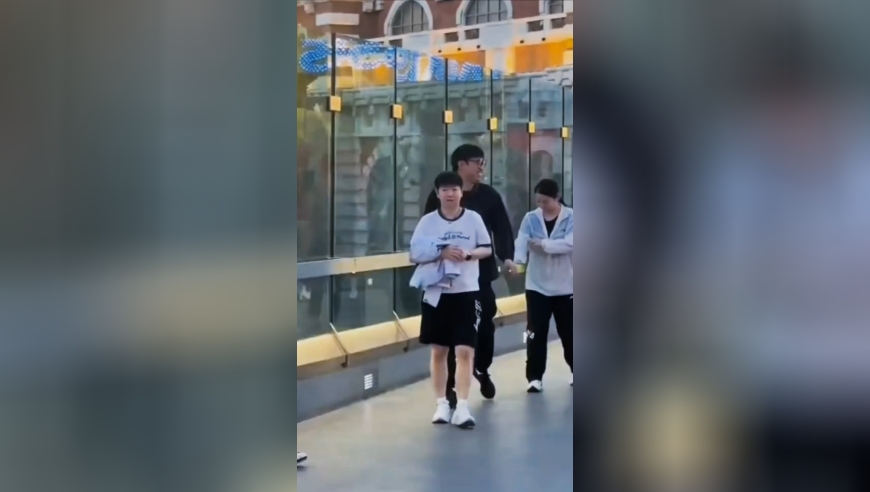 莎莎抵达美国后出门逛街“别让我走第一个，走丢了”