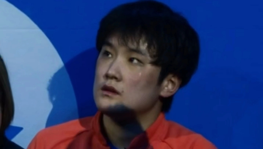 中国男乒没参赛，张本智和输华裔拿亚军破防，心碎崩溃脸色铁青
